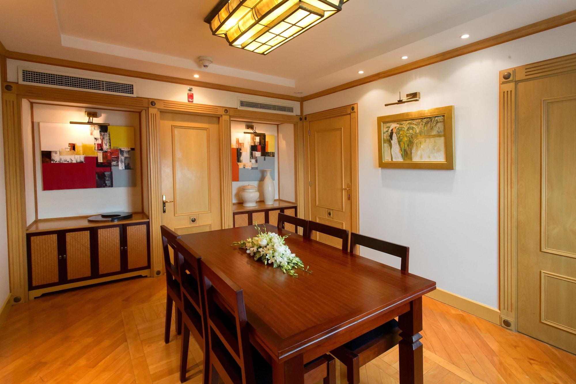 Hilton Hanoi Opera Екстер'єр фото