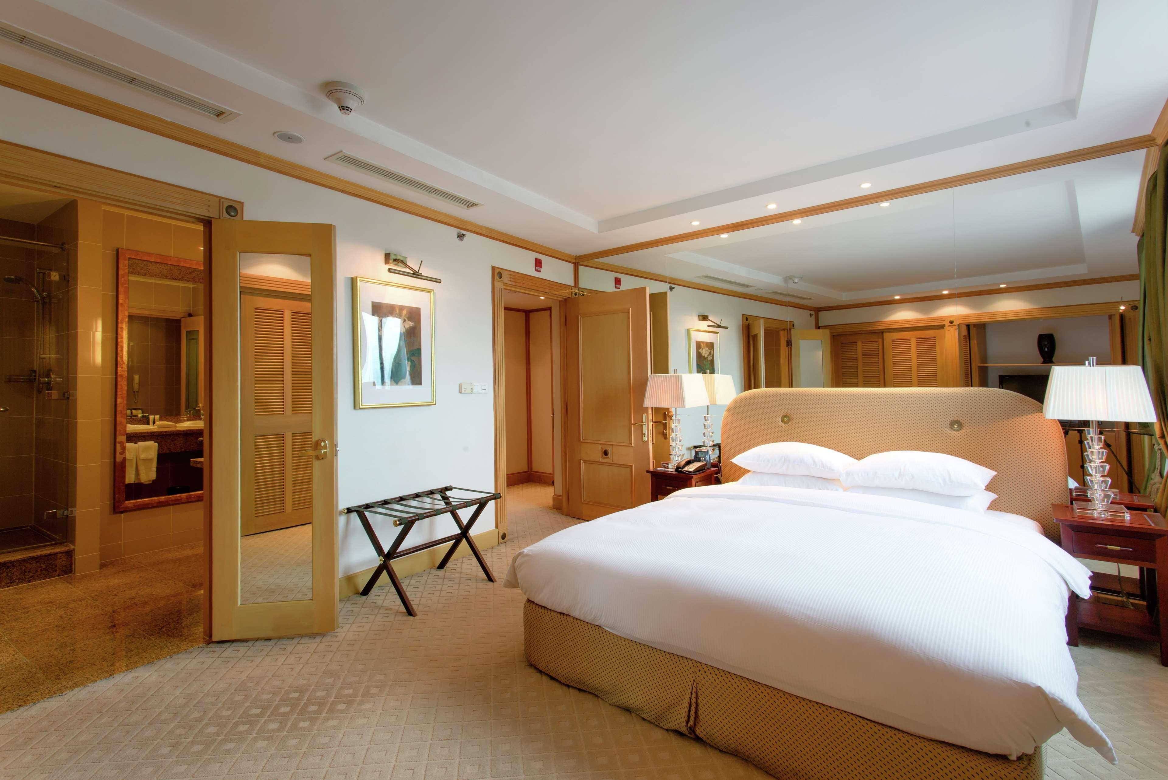 Hilton Hanoi Opera Екстер'єр фото
