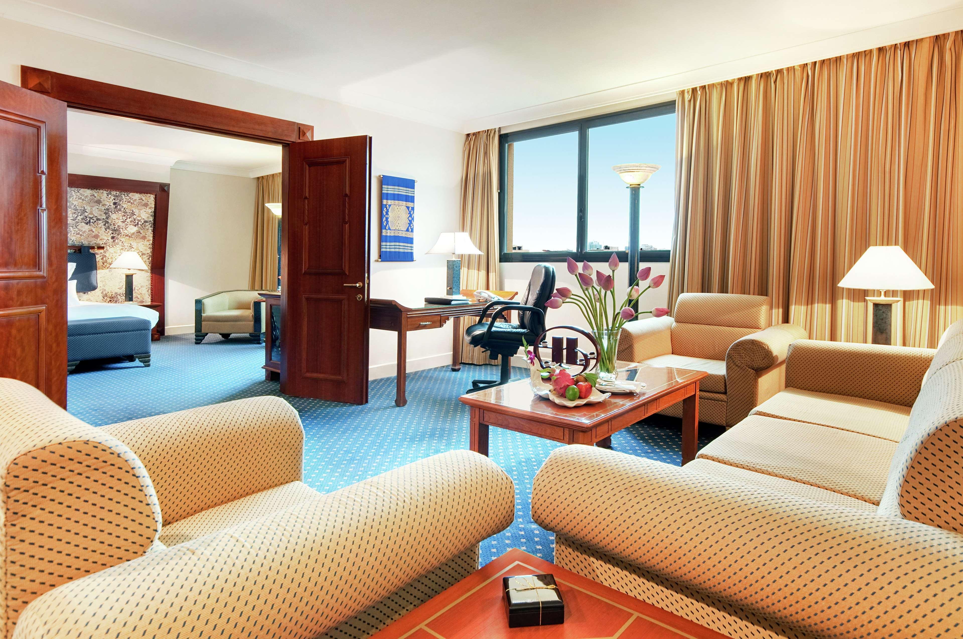 Hilton Hanoi Opera Екстер'єр фото